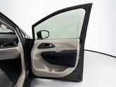 Thumbnail of 2018 Granite Crystal Metallic Clearcoat Chrysler Pacifica
