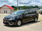 Thumbnail of 2017 Brilliant Black Crystal Pearlcoat Chrysler Pacifica