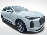 Photo of 2025 Glacier White Metallic Audi Q5