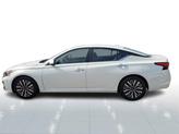 Thumbnail of 2023 Pearl White Tricoat Nissan Altima