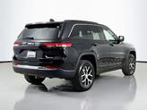Thumbnail of 2025 Diamond Black Crystal Pearlcoat Jeep Grand Cherokee