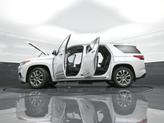 Thumbnail of 2020 Iridescent Pearl Tricoat Chevrolet Traverse
