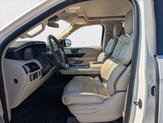 Thumbnail of 2018 White Platinum Metallic Tri-Coat Lincoln Navigator