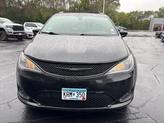Thumbnail of 2018 Brilliant Black Crystal Pearlcoat Chrysler Pacifica