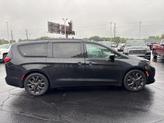 Thumbnail of 2018 Brilliant Black Crystal Pearlcoat Chrysler Pacifica