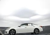 Thumbnail of 2022 Pearl White Tricoat Nissan Altima