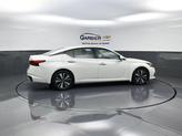 Thumbnail of 2022 Pearl White Tricoat Nissan Altima