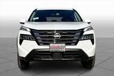 Thumbnail of 2025 Everest White Pearl Nissan Rogue