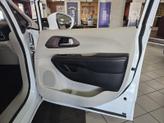 Thumbnail of 2018 Bright White Clearcoat Chrysler Pacifica