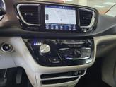Thumbnail of 2018 Bright White Clearcoat Chrysler Pacifica