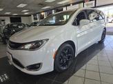 Photo of 2018 Bright White Clearcoat Chrysler Pacifica