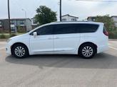 Thumbnail of 2018 Bright White Clearcoat Chrysler Pacifica