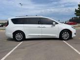 Thumbnail of 2018 Bright White Clearcoat Chrysler Pacifica