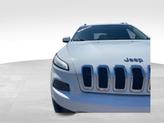 Thumbnail of 2016 Bright White Clearcoat Jeep Cherokee