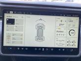 Thumbnail of 2022 Glacier White Rivian R1S