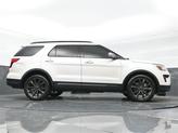 Thumbnail of 2018 White Platinum Clearcoat Metallic Ford Explorer