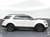 Thumbnail of 2018 White Platinum Clearcoat Metallic Ford Explorer