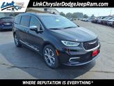 Photo of 2025 Diamond Black Crystal Pearlcoat Chrysler Pacifica