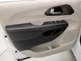 Thumbnail of 2017 White Chrysler Pacifica