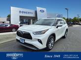 Photo of 2021 White Toyota Highlander