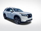 Photo of 2025 Everest White Pearl Tricoat Nissan Pathfinder