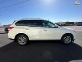 Thumbnail of 2016 White Nissan Pathfinder