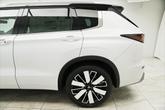 Thumbnail of 2025 White Diamond With Black Roof Mitsubishi Outlander