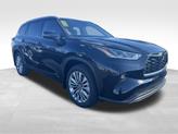 Photo of 2025 Midnight Black Metallic Toyota Highlander Hybrid