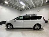 Thumbnail of 2017 Bright White Clearcoat Chrysler Pacifica