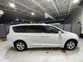 Thumbnail of 2017 Bright White Clearcoat Chrysler Pacifica