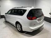 Thumbnail of 2017 Bright White Clearcoat Chrysler Pacifica