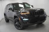 Thumbnail of 2025 Diamond Black Crystal Pearlcoat Jeep Grand Cherokee