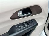 Thumbnail of 2019 Bright White Clearcoat Chrysler Pacifica