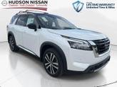 Photo of 2025 White / Black Nissan Pathfinder