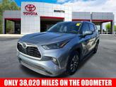 Thumbnail of 2022 Moon Dust Toyota Highlander