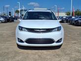 Thumbnail of 2019 Bright White Clearcoat Chrysler Pacifica