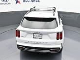 Thumbnail of 2022 Glacial White Pearl Kia Sorento