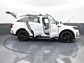 Thumbnail of 2022 Glacial White Pearl Kia Sorento