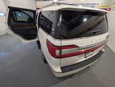 Thumbnail of 2018 White Platinum Metallic Tri-Coat Lincoln Navigator