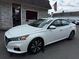Photo of 2022 White Nissan Altima