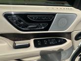 Thumbnail of 2018 White Platinum Metallic Tri-Coat Lincoln Navigator L