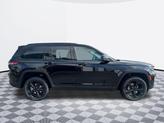 Thumbnail of 2025 Diamond Black Crystal Pearlcoat Jeep Grand Cherokee