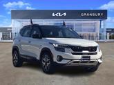 Thumbnail of 2022 Clear White/Black Roof Kia Seltos