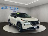 Photo of 2023 Pearl White Tricoat/Super Black Nissan Rogue