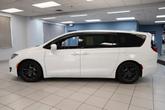Thumbnail of 2018 Bright White Clearcoat Chrysler Pacifica