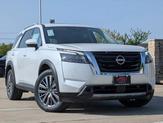 Photo of 2025 Everest White Pearl Tricoat Nissan Pathfinder
