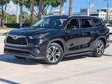 Photo of 2022 Midnight Black Metallic Toyota Highlander