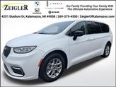 Photo of 2024 Bright White Clearcoat Chrysler Pacifica