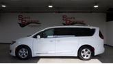 Thumbnail of 2017 White Chrysler Pacifica