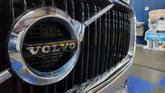 Thumbnail of 2016 Luminous Sand Metallic Volvo XC90